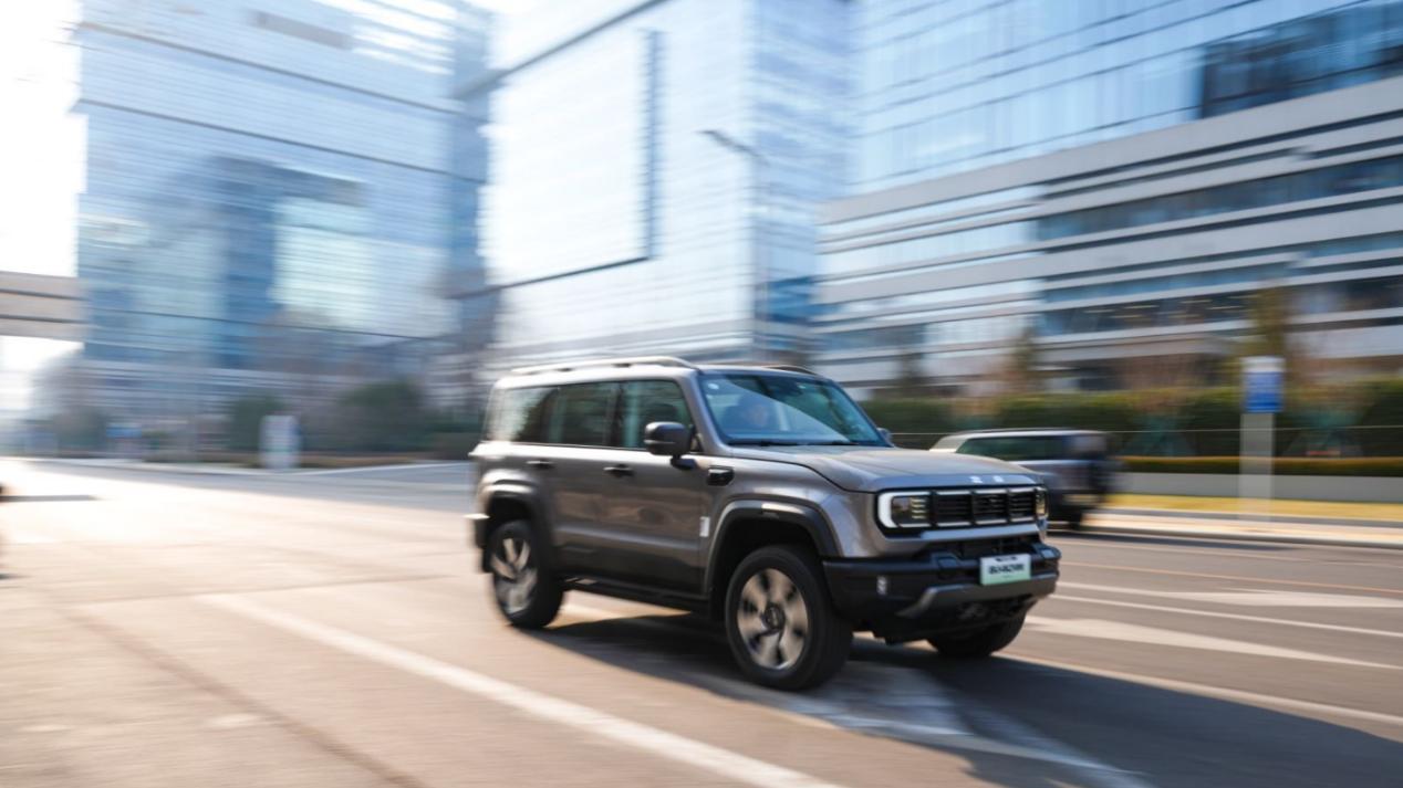 女生单人自驾，这台硬派SUV给的“安全感”有多到位？