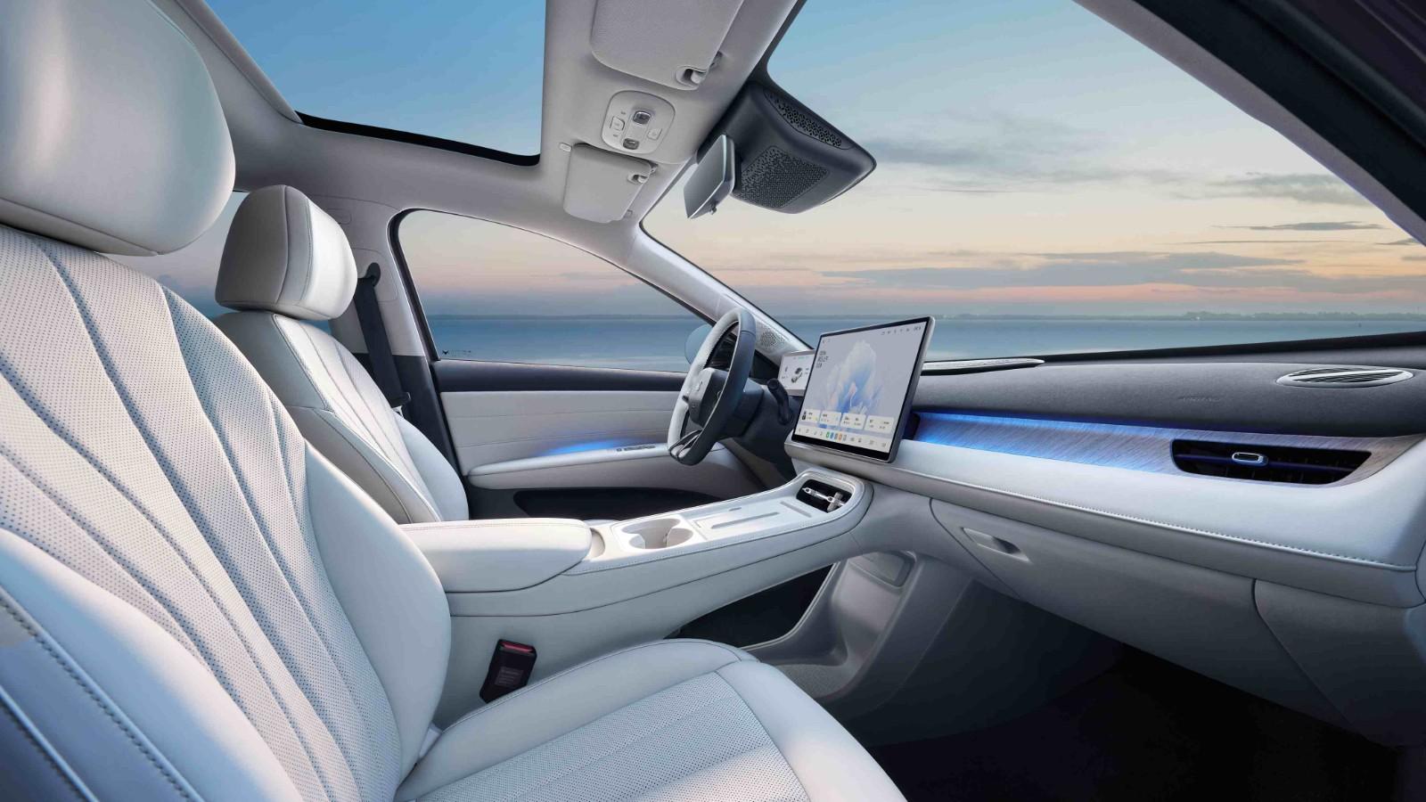 颜值实力双优点亮出行高光，极狐S3预售价格6.48万起令人心动