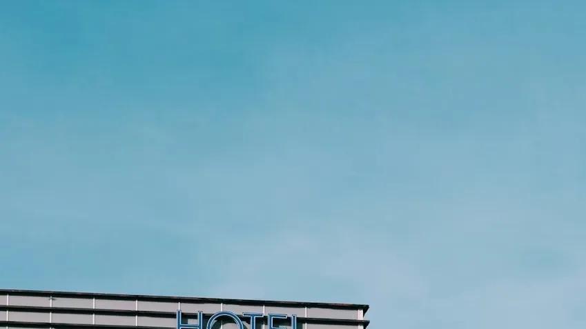 扒开地产酒店财报，我发现光鲜背后多是硬扛