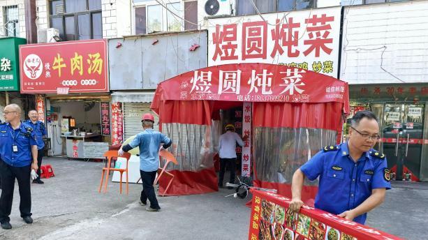 信阳城管：整治乱搭乱建 净化城市空间