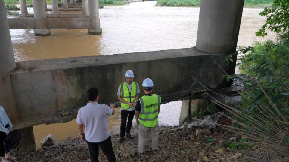 网传迳口大桥“桥墩掏空”，记者实地核查：非桥梁承重桩基，通行安全不受影响