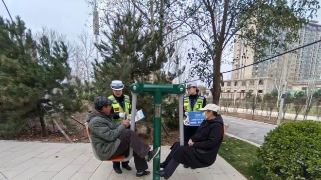 稷山交警进公园 安全宣传润民心