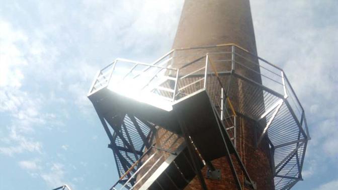 砖烟筒安装Z型钢爬梯施工 结构稳固