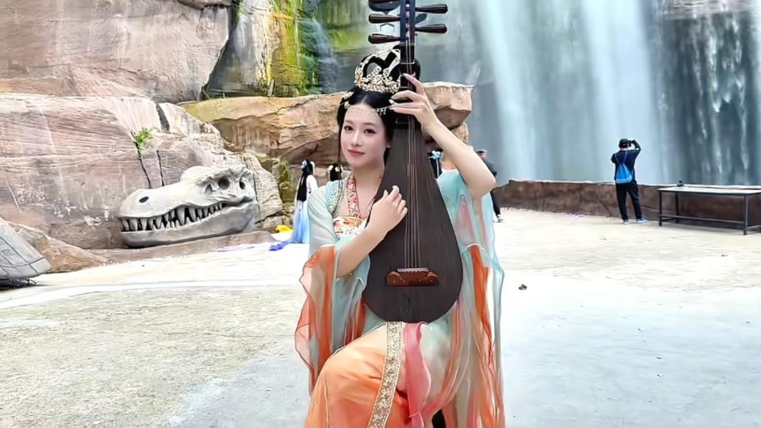 吴柳芳COS敦煌飞天，又美又飒惟妙惟肖，体操功底太优秀