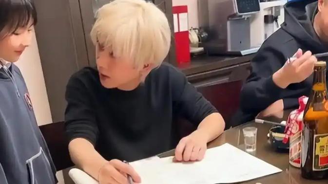 “黄毛的爸，酗酒的妈！”这对夫妻活成“反面教材”，却让无数人破防：自由，从来都是明码标价