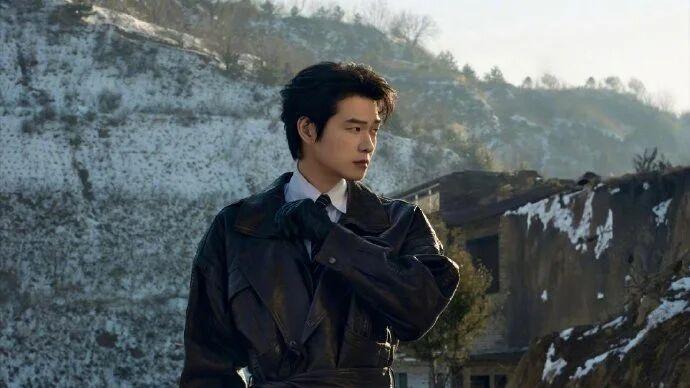 魏大勋的雪景松弛：央视跨年里，YSL 利落与 OMEGA 质感揉出的成熟自成一格