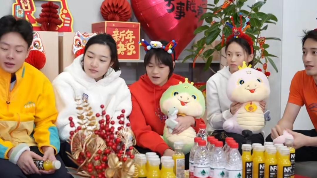 明眸皓齿，陈芋汐主持跳水队新春联欢会，全红婵缺席活动