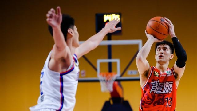 郭艾伦绝境控场！18分钟拿捏节奏砍19分，广州险胜青岛全靠他掌舵