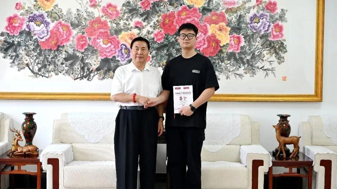 河外师生翻译中委建交50周年专著，获两国多家重要机构收藏