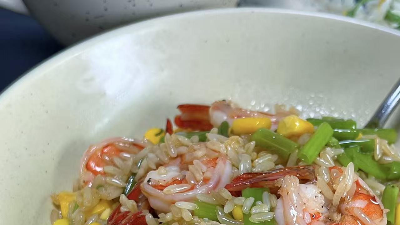 虾仁时蔬炒饭：低卡饱腹，一口吃出清爽满足，减脂期也能大口干饭，比水煮菜幸福一百倍