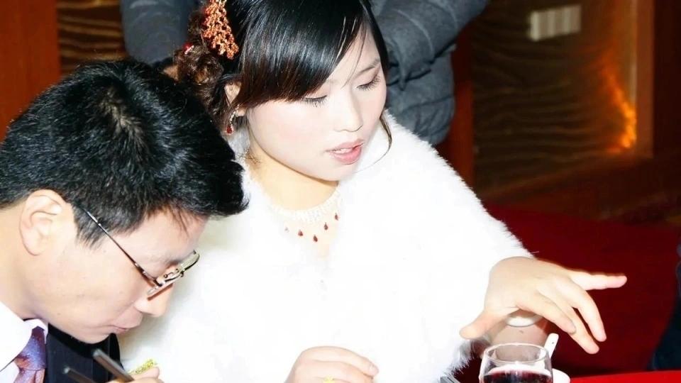 女经理结婚强制每人随礼800，员工一招反击，隔天经理脸都绿了