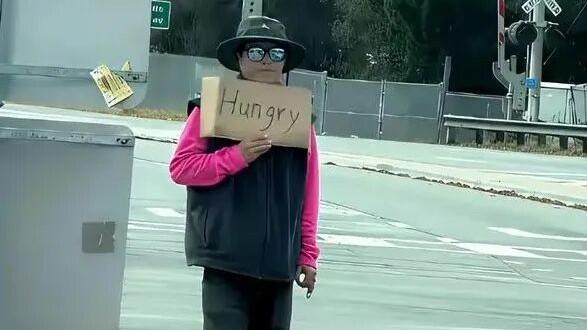 从“甜甜圈真香”到街头乞讨：一个“润人”的三年美国梦碎实录