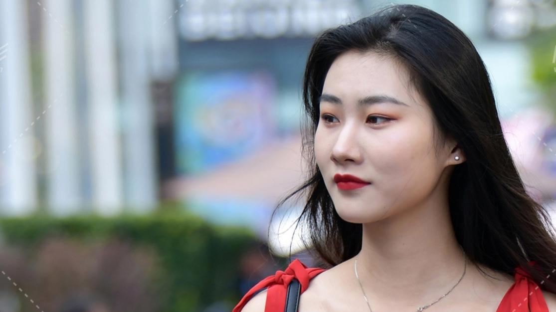街拍美女，都市的炽热玫瑰，吊带红裙凸显美女好气质