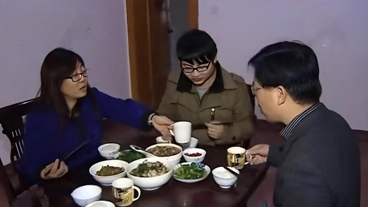2014年，湖南一女子发现丈夫出轨，愤怒之下带着儿子上门讨说法