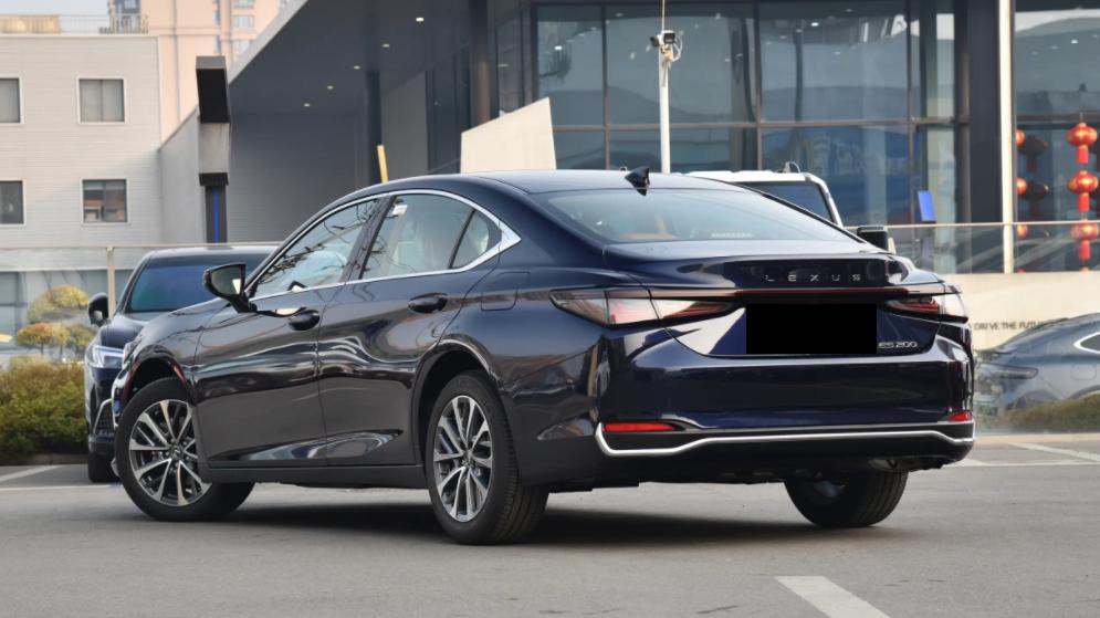 定位中大型车，百公里油耗不到7L，雷克萨斯ES值得选吗？