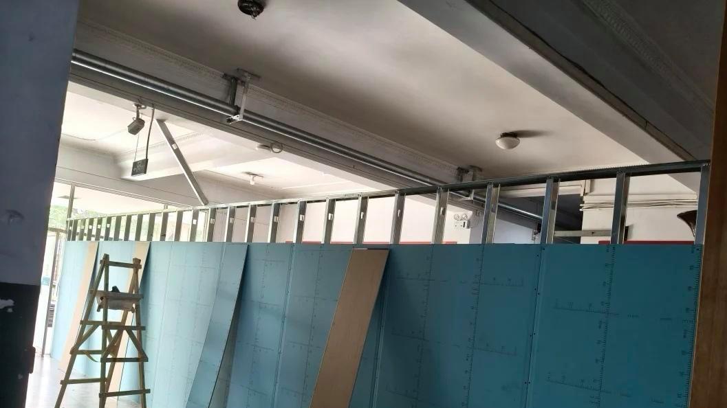 高校女生宿舍装隔板引担忧，学生呼呼隐私权，管理升级能否破局？