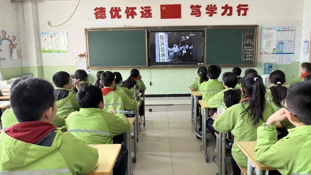 春风润童心  雷锋伴我行——西安沣东实验小学开展“学雷锋”主题活动
