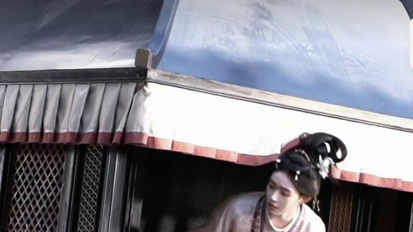 林允《归鸾》路透美出圈！素衣红袍全拿捏，这亡国公主我先粉为敬