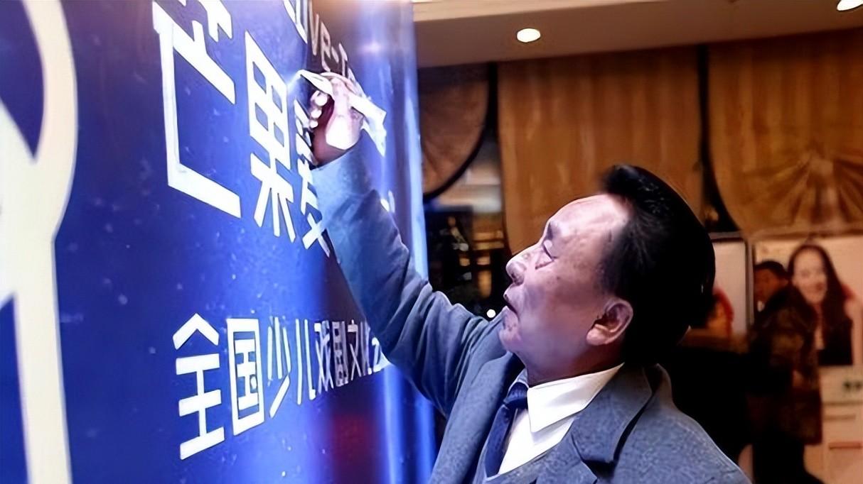 76岁逃亡十年，死后留下11个孩子、10个女人和百亿烂账：一个侦察兵的崩塌实录