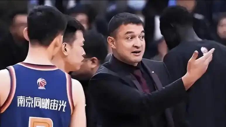 辽宁队跌跌撞撞！请西热力江+李春江当顾问吧，治治杨鸣的固执病