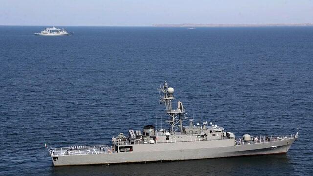 英语：一艘伊朗军舰在斯里兰卡附近海域遭潜艇袭击后沉没