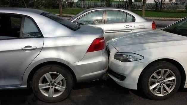 你知道开自动挡车型，不能做的事是什么吗？