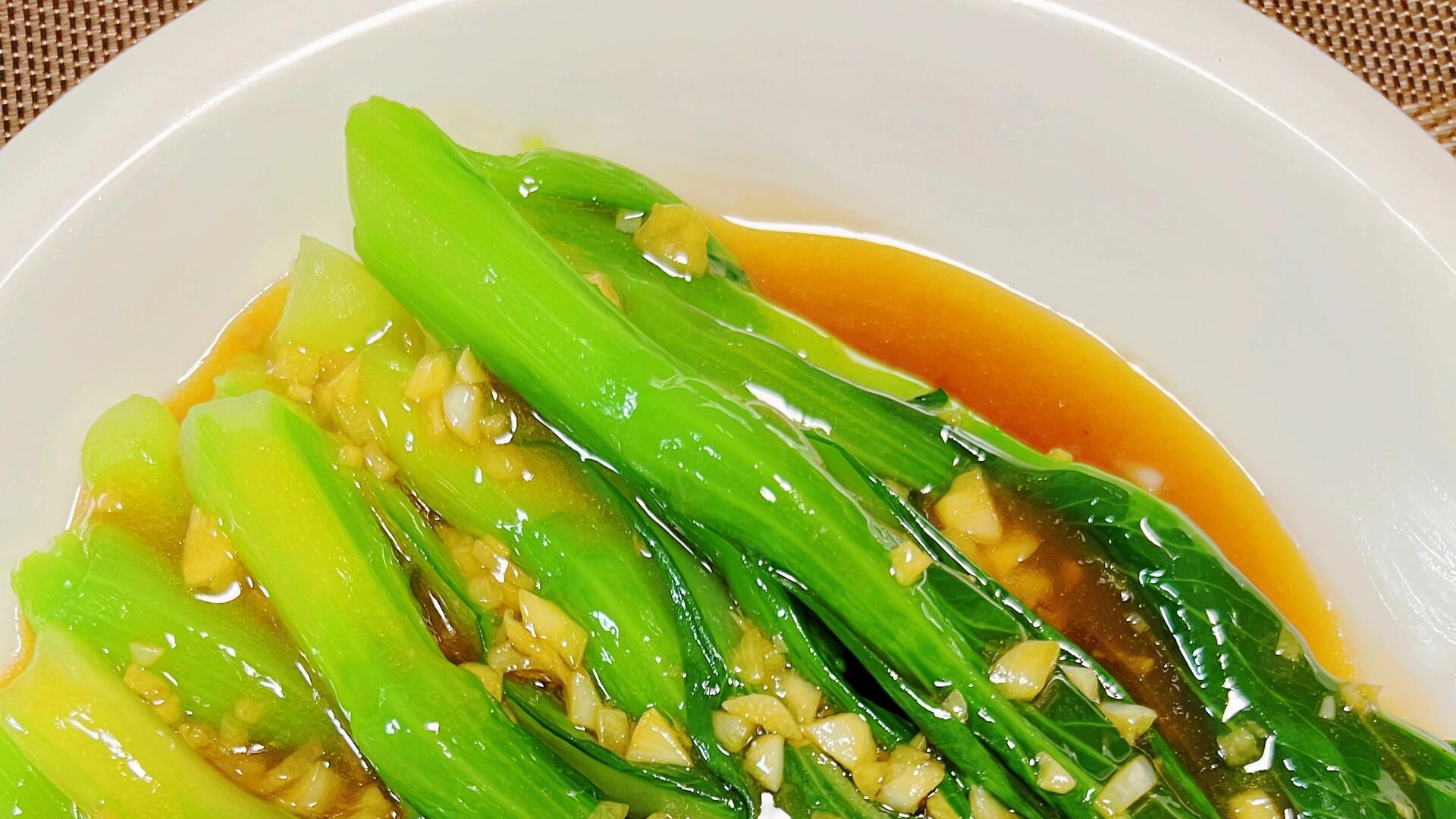 蒜蓉菜心：餐桌上的那抹清新绿