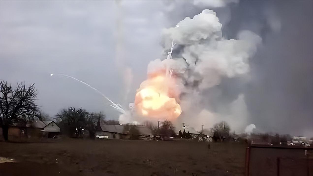 俄罗斯一大型弹药库遇袭 现场发生爆炸