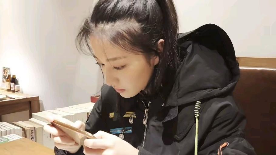 17岁王楚然旧照刷屏！从青涩少女到神颜顶流，这脸是“老天爷追着喂饭”