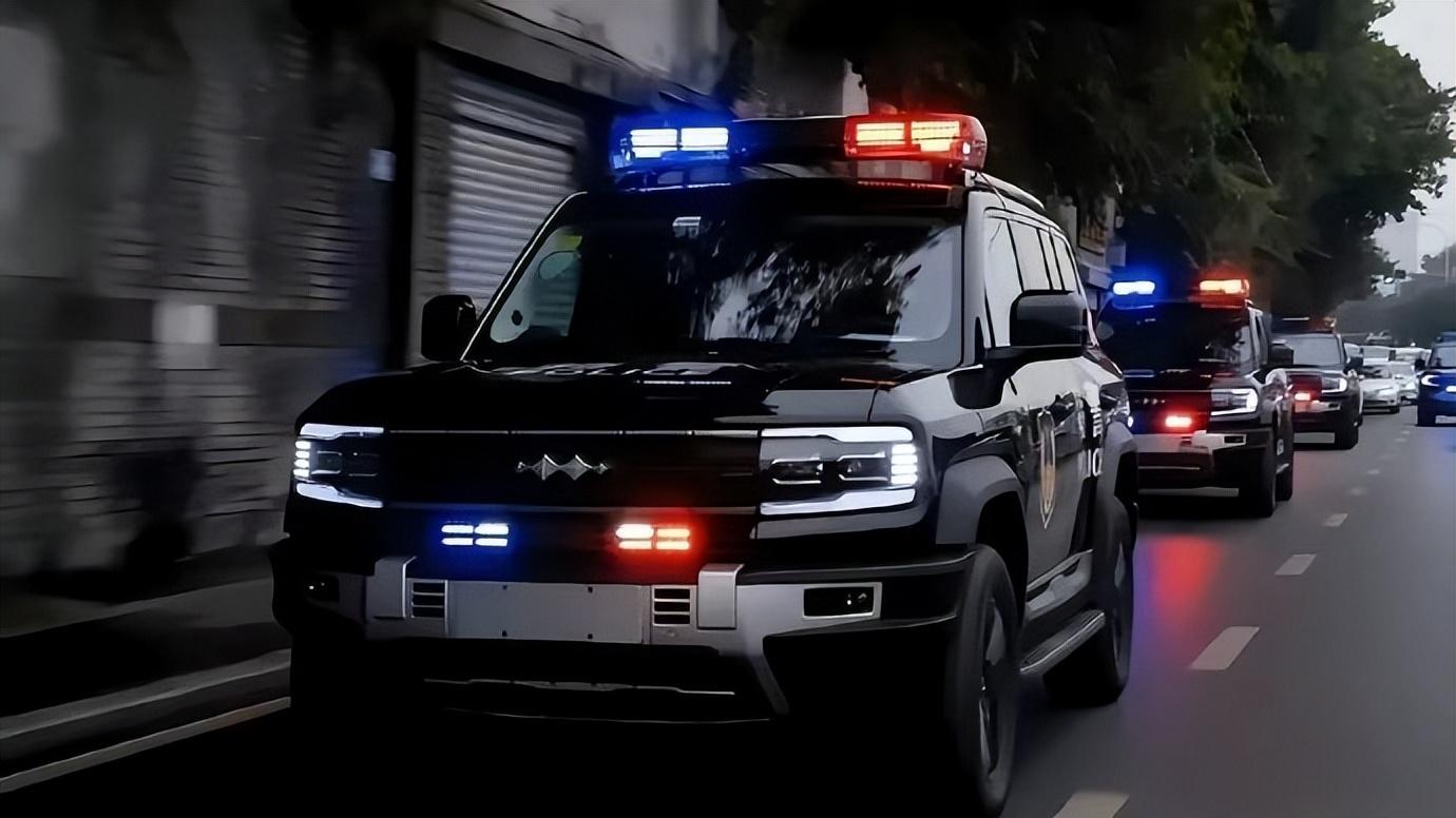 《惊蛰无声》国产座驾出圈，007 都心动的中国汽车力量