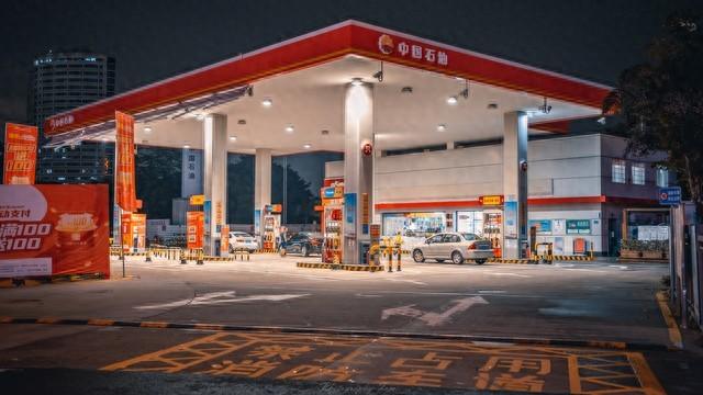 路边加油站越来越少，油车贬值，现在还能入手油车吗