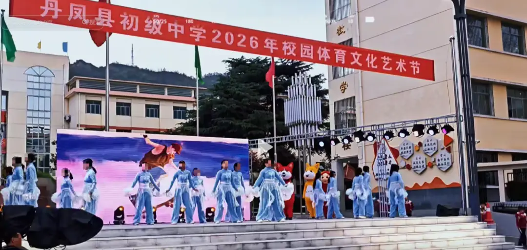 “演出服遭集体退货”是家校教育的耻辱