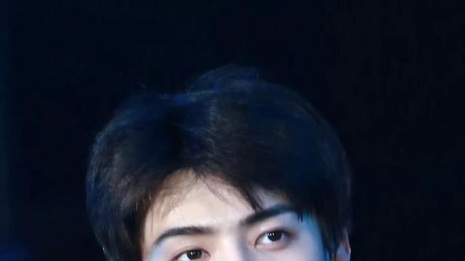 吴世勋暴瘦10斤！EXO队友直播“爆雷”，网友：这是满30减10？