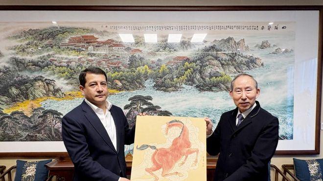 龙宇翔与乌兹别克斯坦驻华大使法尔霍德·阿尔济耶夫亲切会见