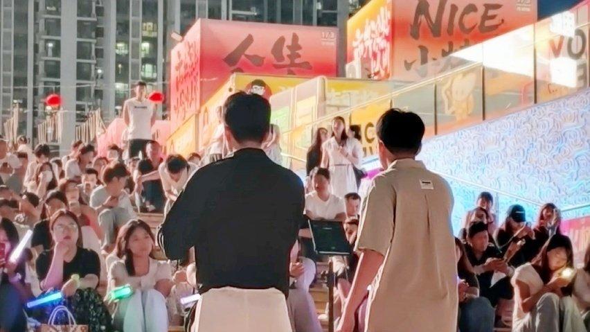 夕阳为幕阶为台 歌声点亮夜生活