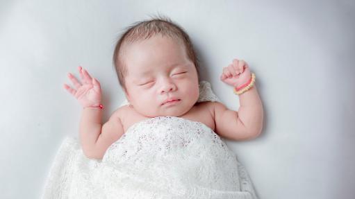 幼儿睡前情绪疏导小方法，平和交流释放日间压抑感受