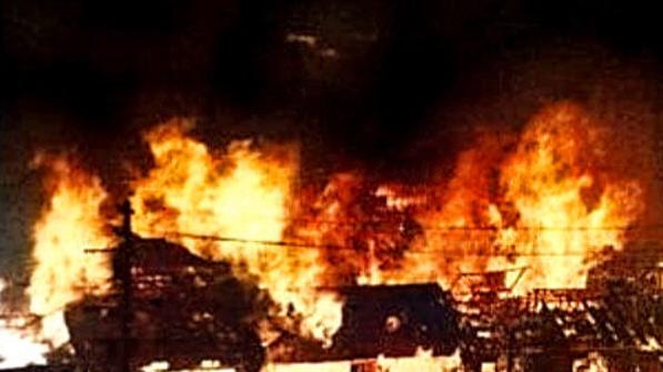 比原子弹还残忍的“李梅烧烤”，烧死50万日本人，800万人无家可回