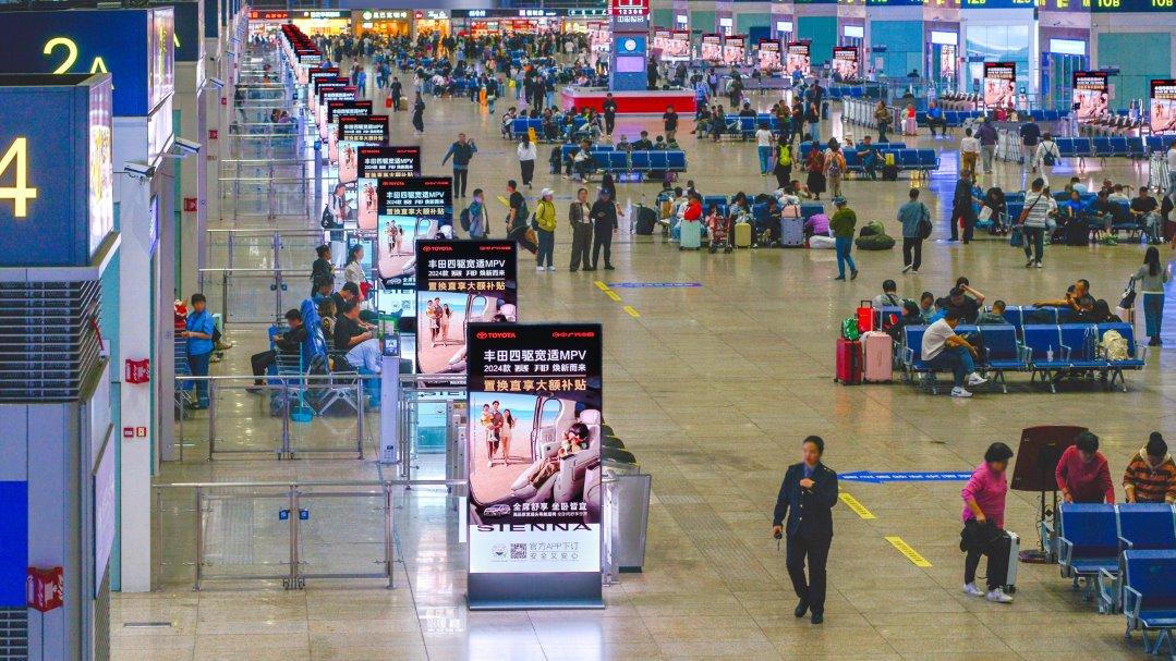 北京南站刷屏广告：542车次/日下的高频触达场景