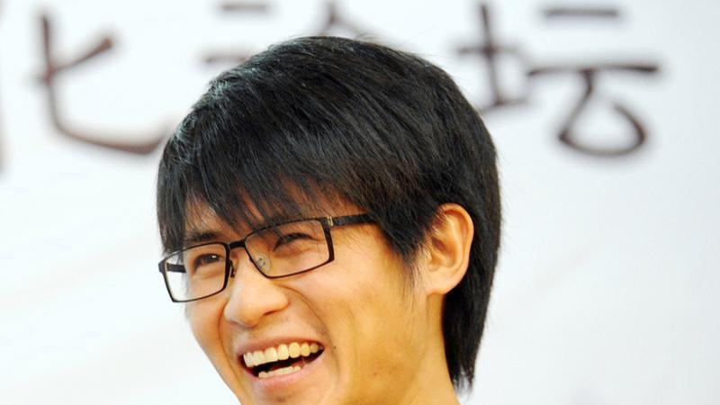 韩寒现状：身价过亿，娶制片人妻子生俩娃，和沈腾合作成顶级导演