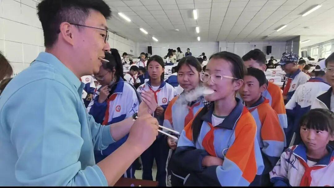 “科技馆活动进校园”走进都兰县第一小学