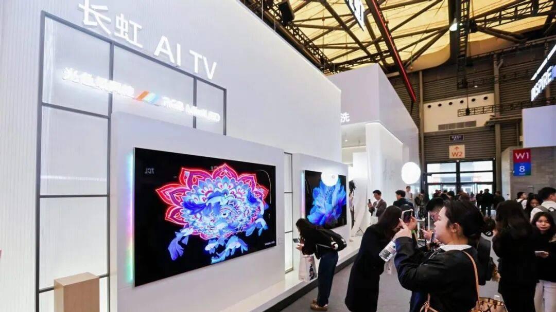 AWE2026观察：行业首款“光色场同控”RGB MiniLED长虹造