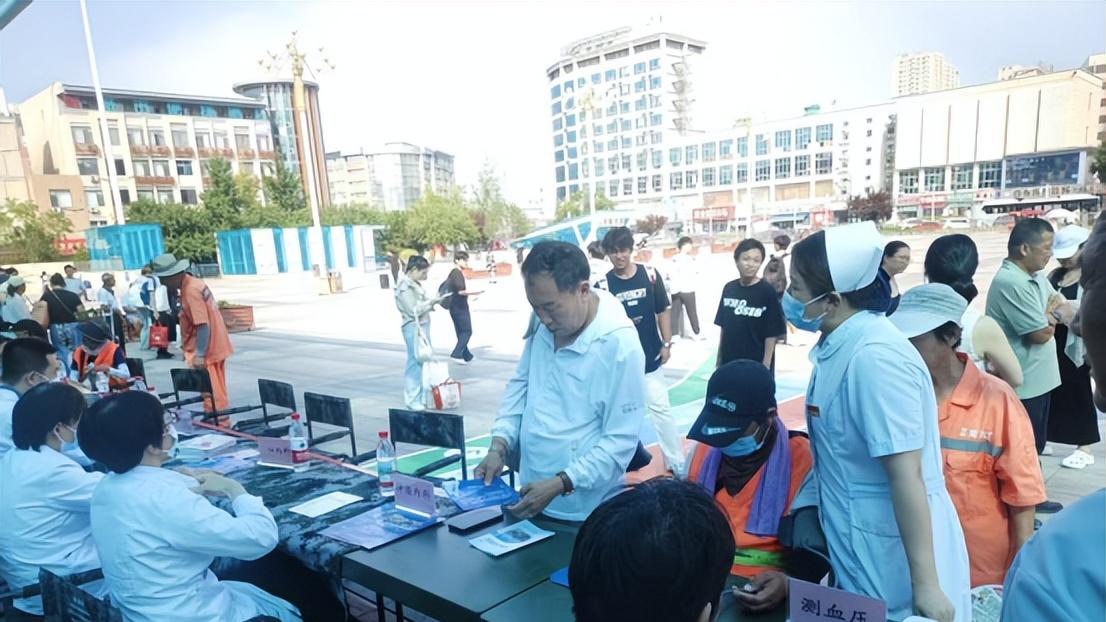 保定：火车站广场设“诊室”学急救，党建联合守护旅客平安