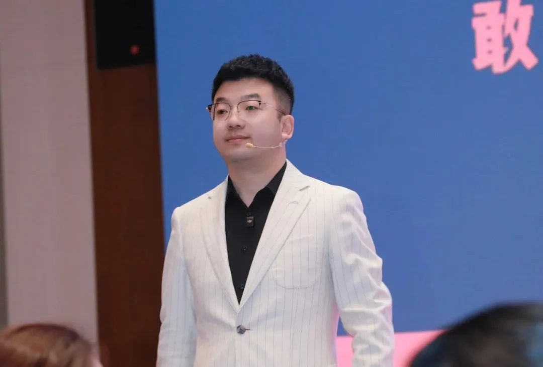 老板上台紧张怎么办？真正要解决的不是胆量，而是底气