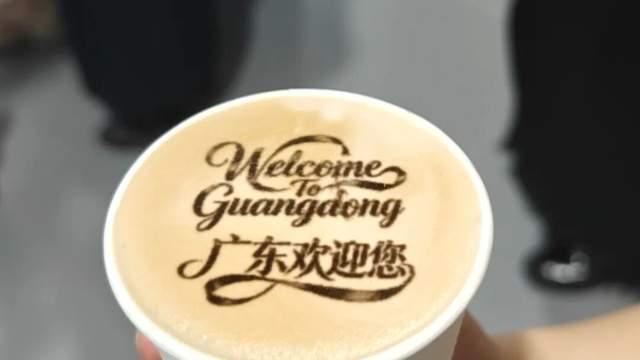 广州这杯机器人咖啡，老外排队抢