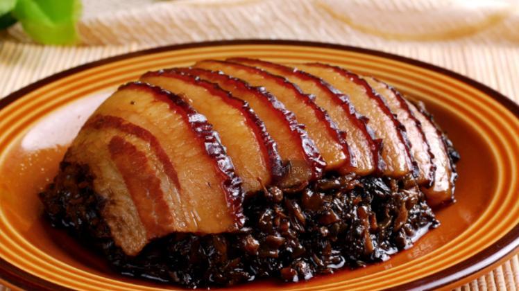 盐菜扣肉：咸香软糯的经典川味，一口穿越回老家的味道