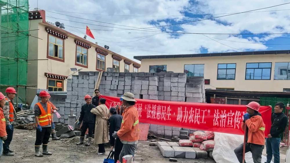 法治春风进工地 温情守护农民工——盛豪石渠分所何云珠律师深入尼呷镇工地开展法治宣讲活动