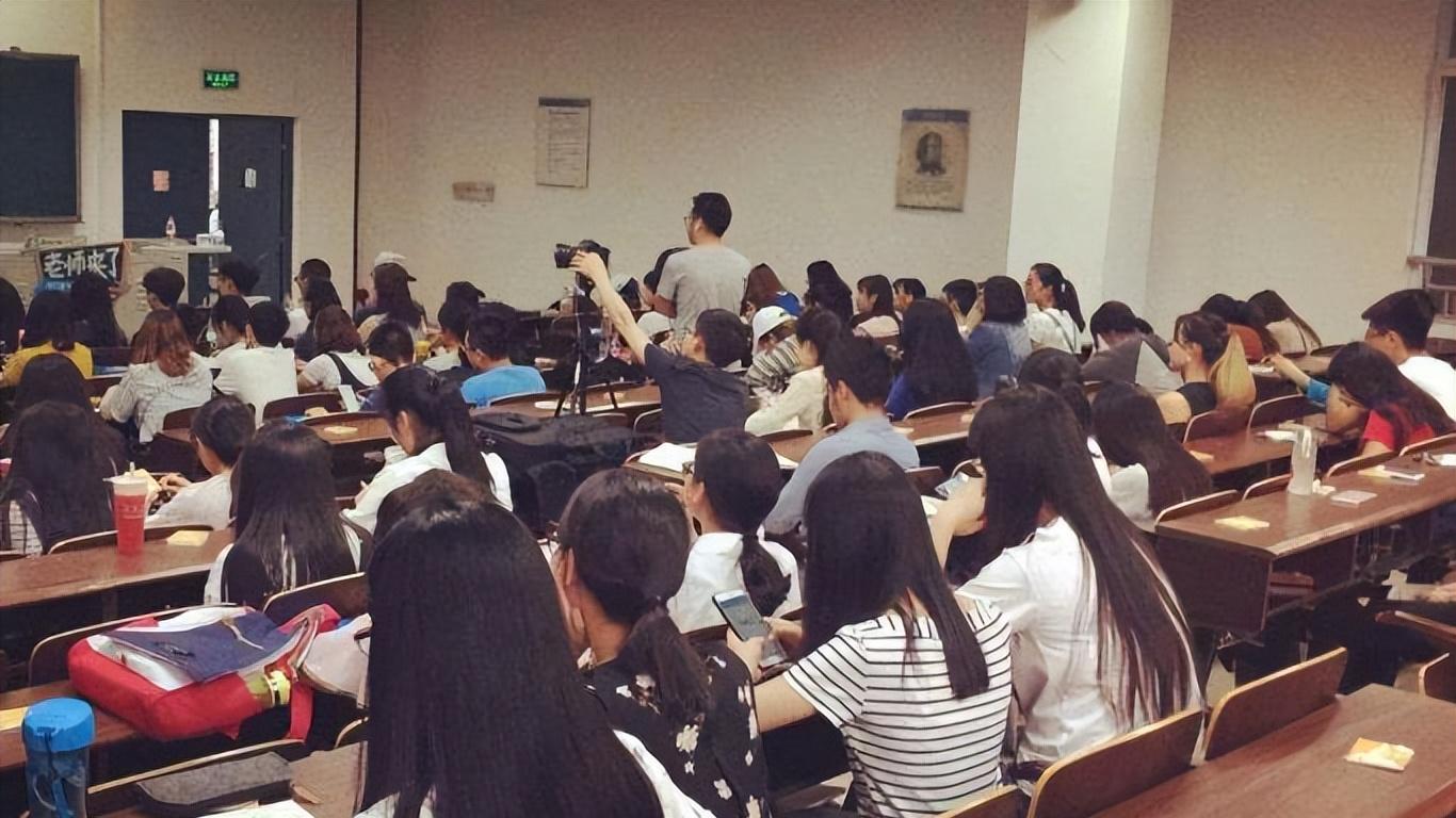 请问：大学生是什么很贱的物种吗？被人扔来扔去？