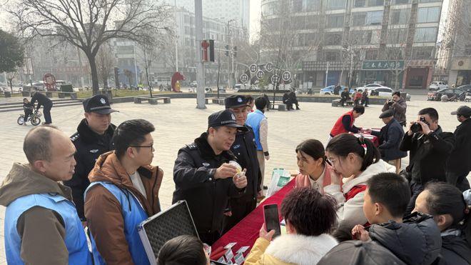 稷山：暖春三月学雷锋 禁毒宣传在行动