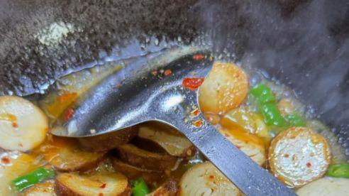 捆鸡切片拌辣油，嚼劲十足越吃越上瘾