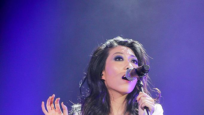 曲婉婷账号被封：她的“岁月静好”，踩在多少人的绝望之上